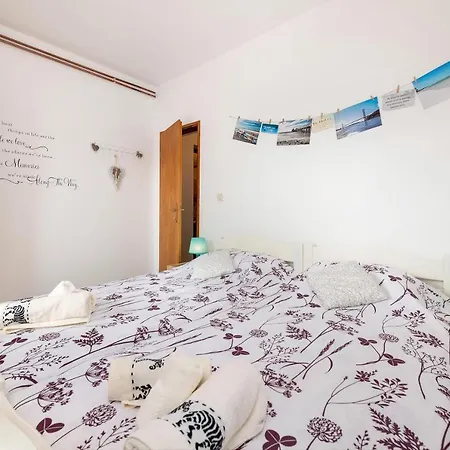 Oliva With Swimming Pool Apartman