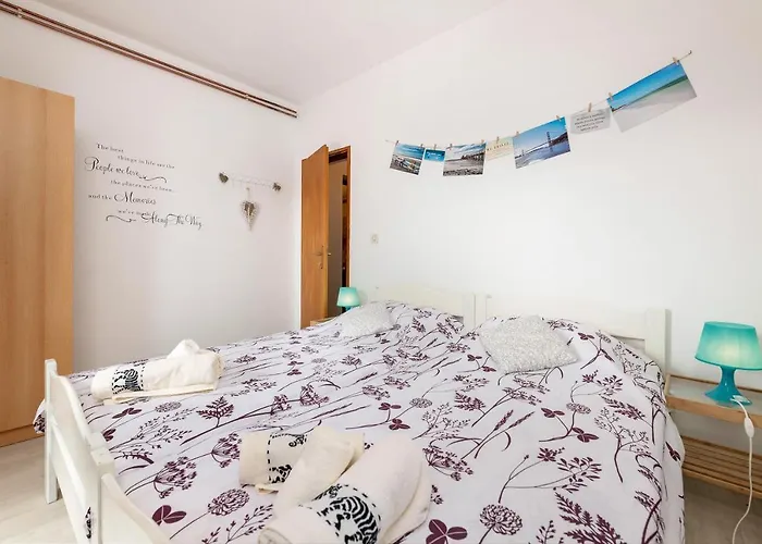 Oliva With Swimming Pool Apartman